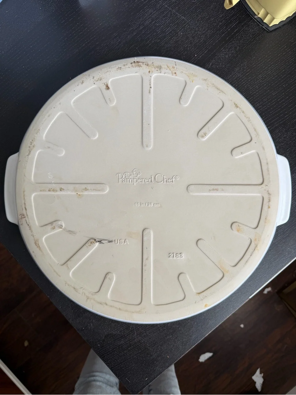 Pampered Chef White 15” pizza stone with Beige Interior